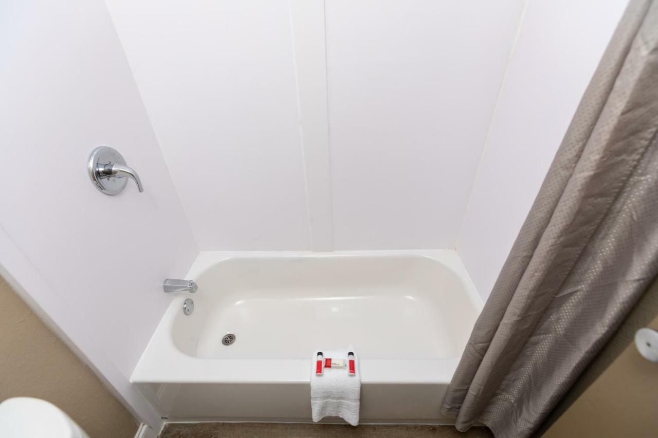 Super 8 By Wyndham Goldsboro Motel Ngoại thất bức ảnh