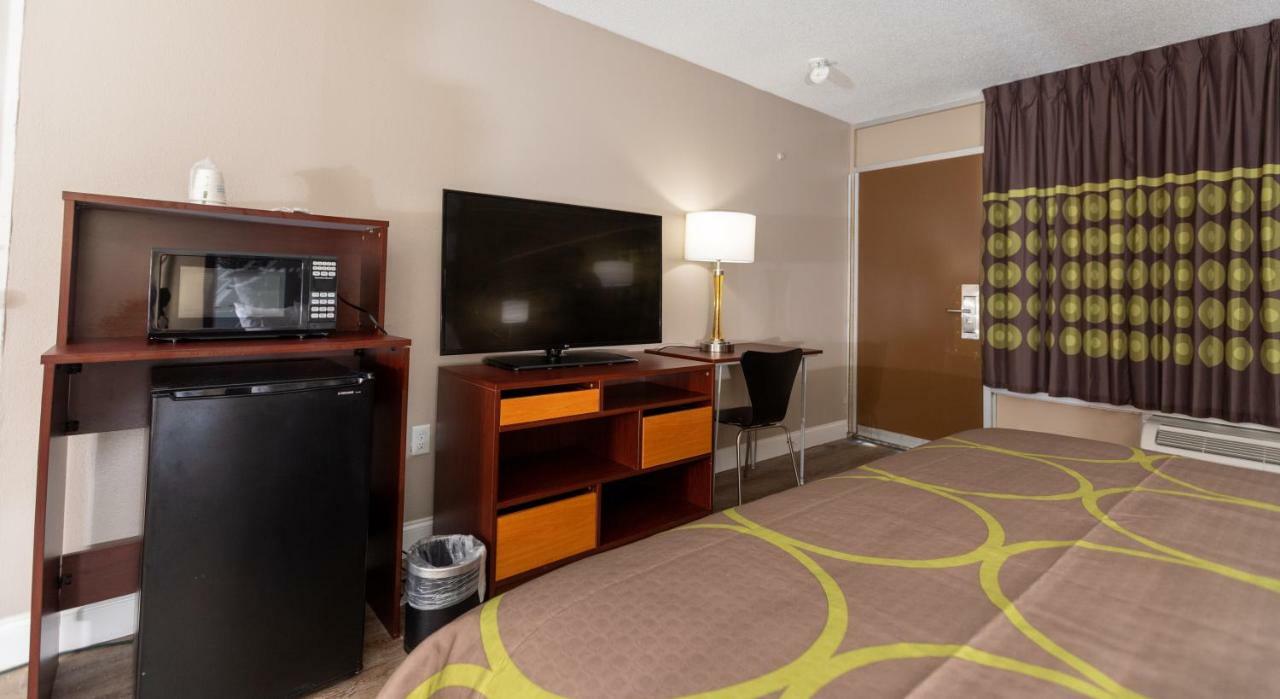 Super 8 By Wyndham Goldsboro Motel Ngoại thất bức ảnh
