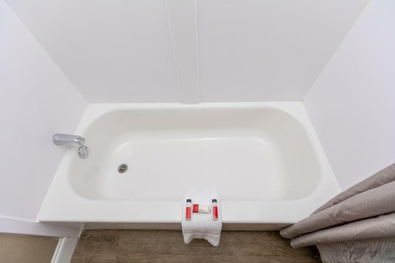 Super 8 By Wyndham Goldsboro Motel Ngoại thất bức ảnh