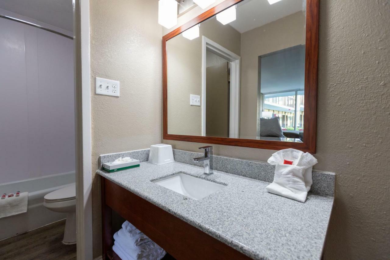 Super 8 By Wyndham Goldsboro Motel Ngoại thất bức ảnh
