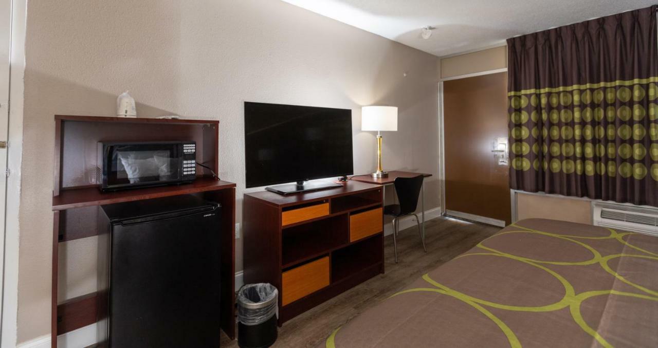 Super 8 By Wyndham Goldsboro Motel Ngoại thất bức ảnh