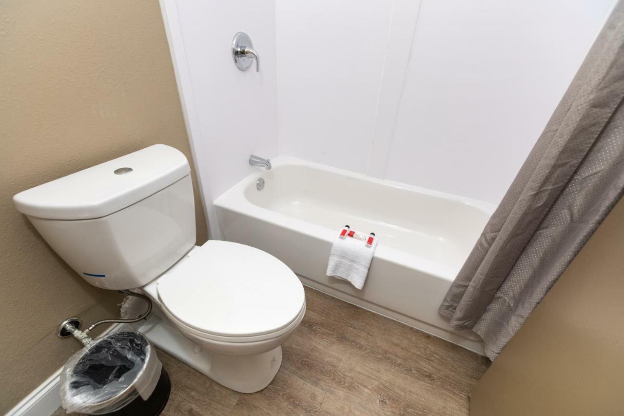 Super 8 By Wyndham Goldsboro Motel Ngoại thất bức ảnh