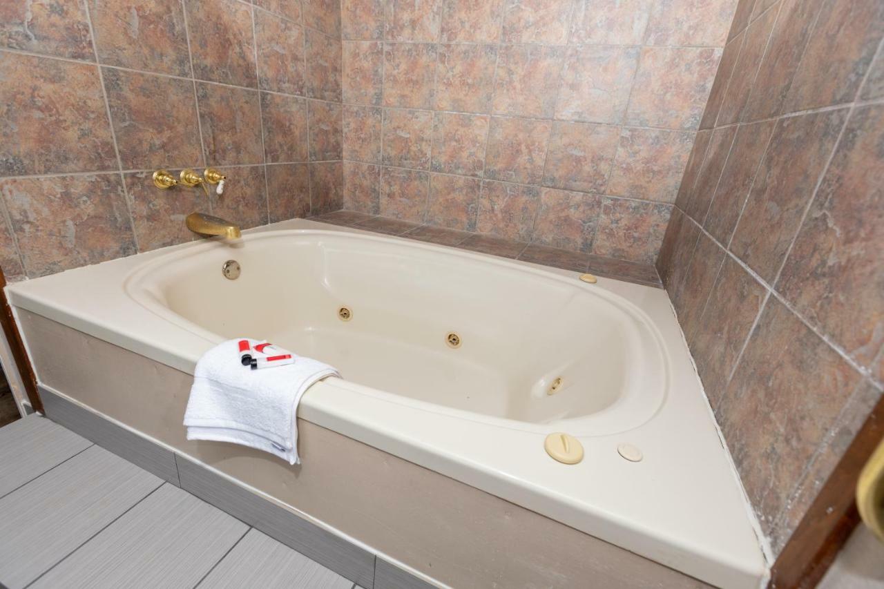 Super 8 By Wyndham Goldsboro Motel Ngoại thất bức ảnh
